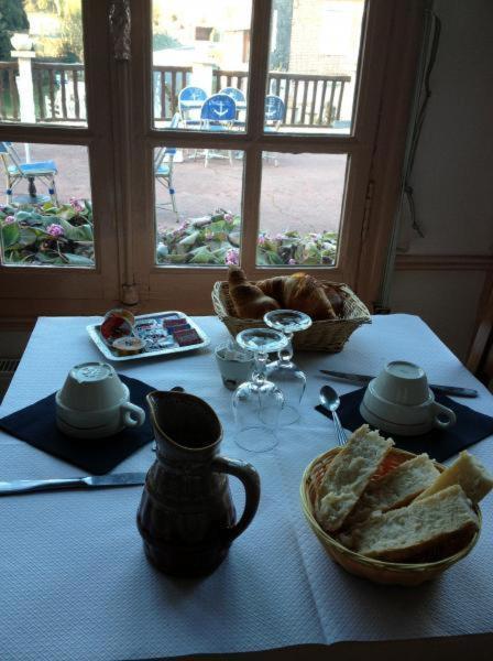 Restaurant & Chambres D'Hotes L'Eau Vive Fatouville-Grestain Exteriör bild